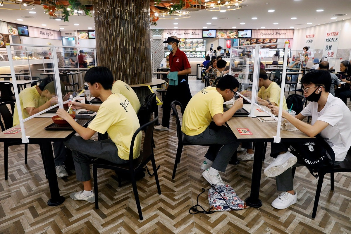  В Сингапуре запретили посещать ТРЦ и рестораны невакцинированным от COVID-19