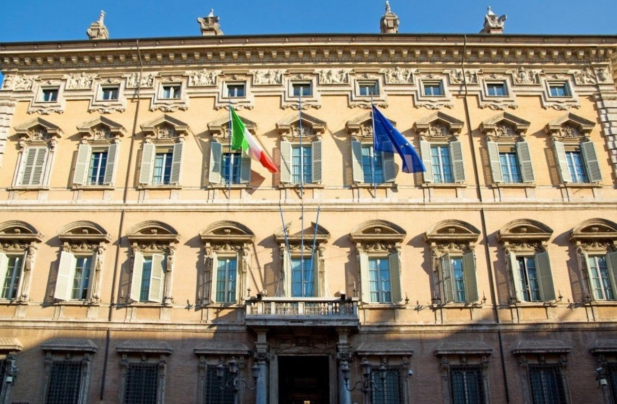 Невакцинированных от COVID-19 итальянских сенаторов не пустят на работу и лишат зарплаты