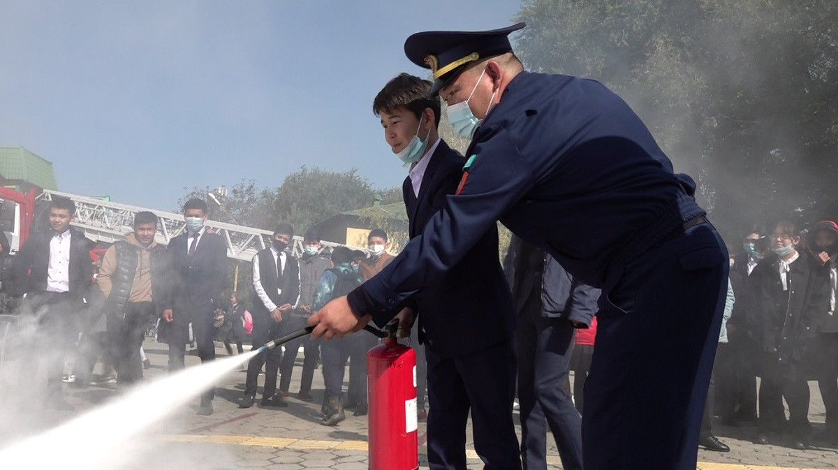 Готовы к любой ситуации: сотрудники по ЧС провели масштабные учения в школе Алматы 
