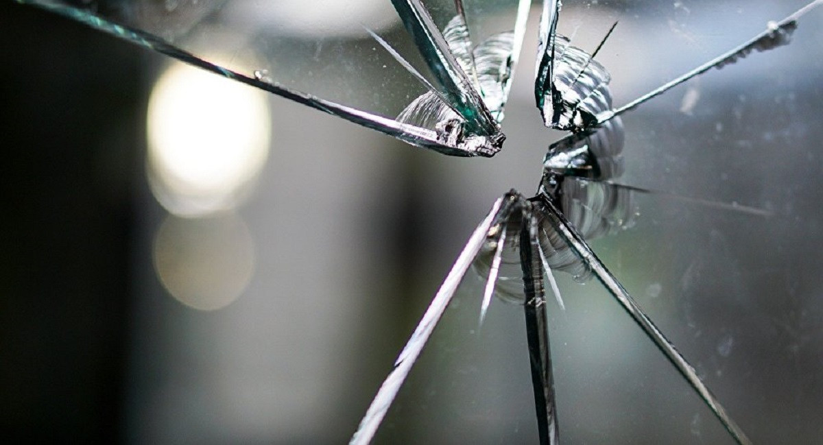 Девушка из Петропавловска разбила стекла автобусной остановки в столице  