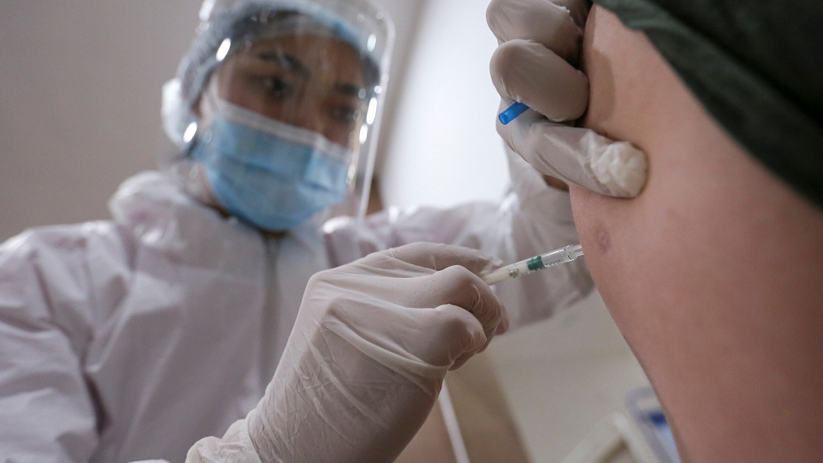 На предприятиях Алматы ведется разъяснение о необходимости вакцинации коллективов