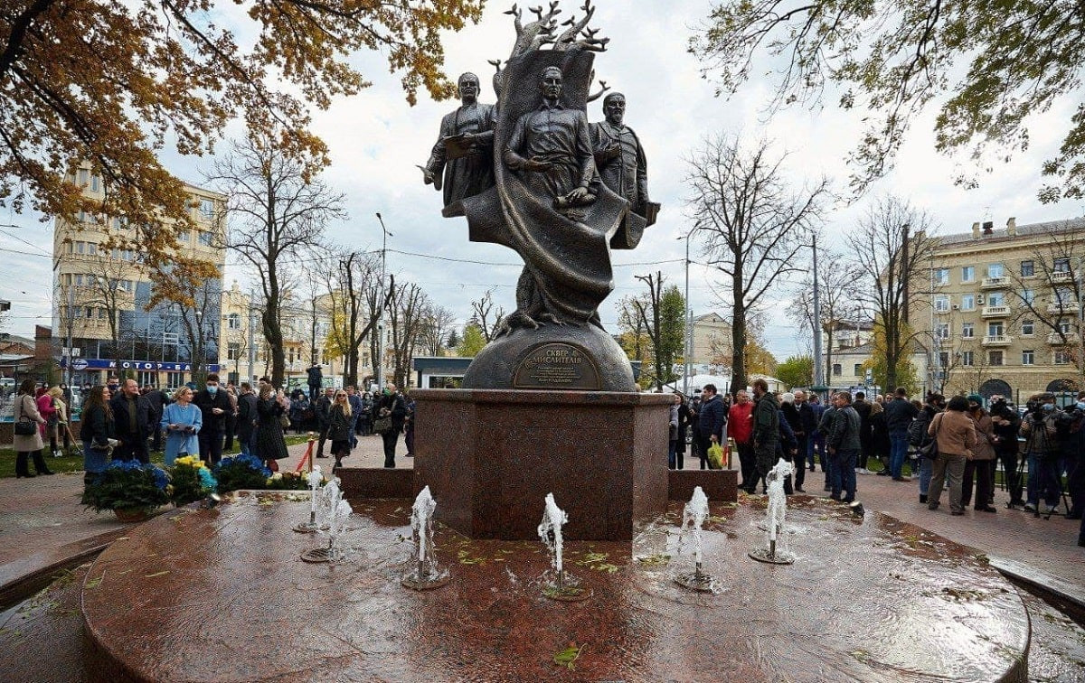 Памятник Абаю открыли в Харькове