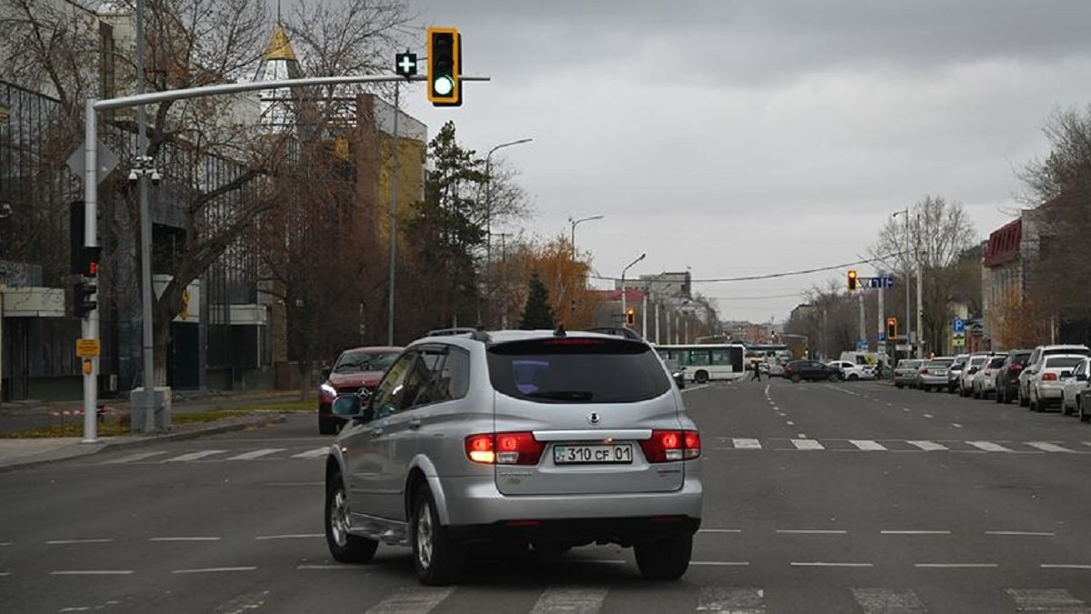 Знак "плюс" на светофоре появился в Казахстане: что он означает