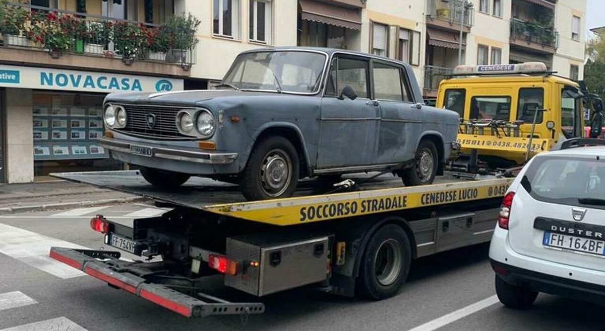 Многолетняя парковка: в Италии автомобиль простоял без движения на одном месте 47 лет