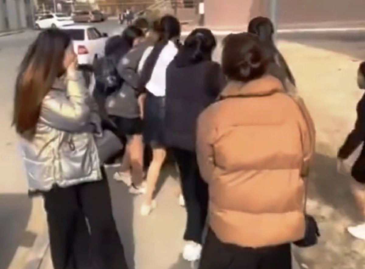Атырауские студентки устроили жесткую драку на улице 
