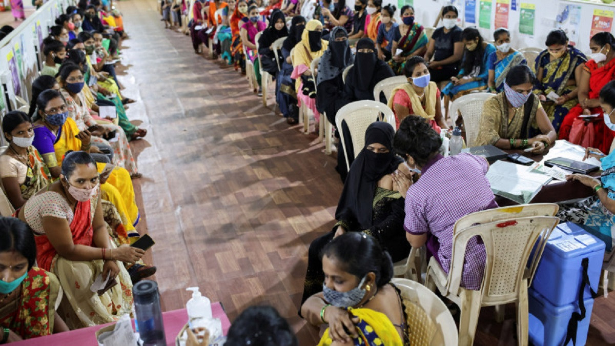 Үндістанда 100 миллионан аса адам КВИ вакцинаның екінші дозасын алмаған