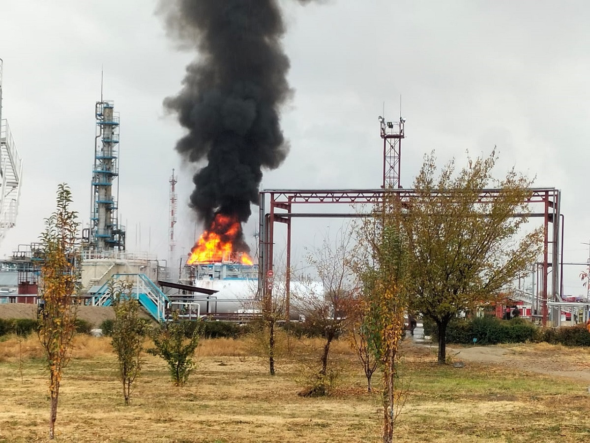 Два дизельных резервуара загорелись на заводе в Жамбылской области 