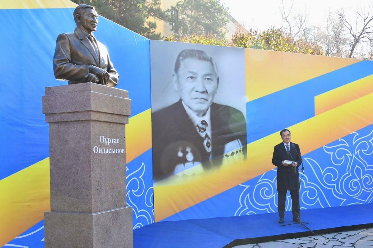 Памятник Нуртасу Ондасынову открыли в Алматы 