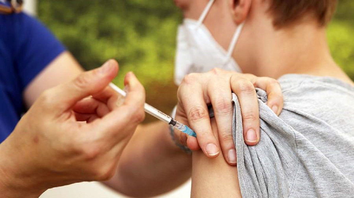 Оқушыларға коронавирус вакцинасы мектепте салынады – Алексей Цой