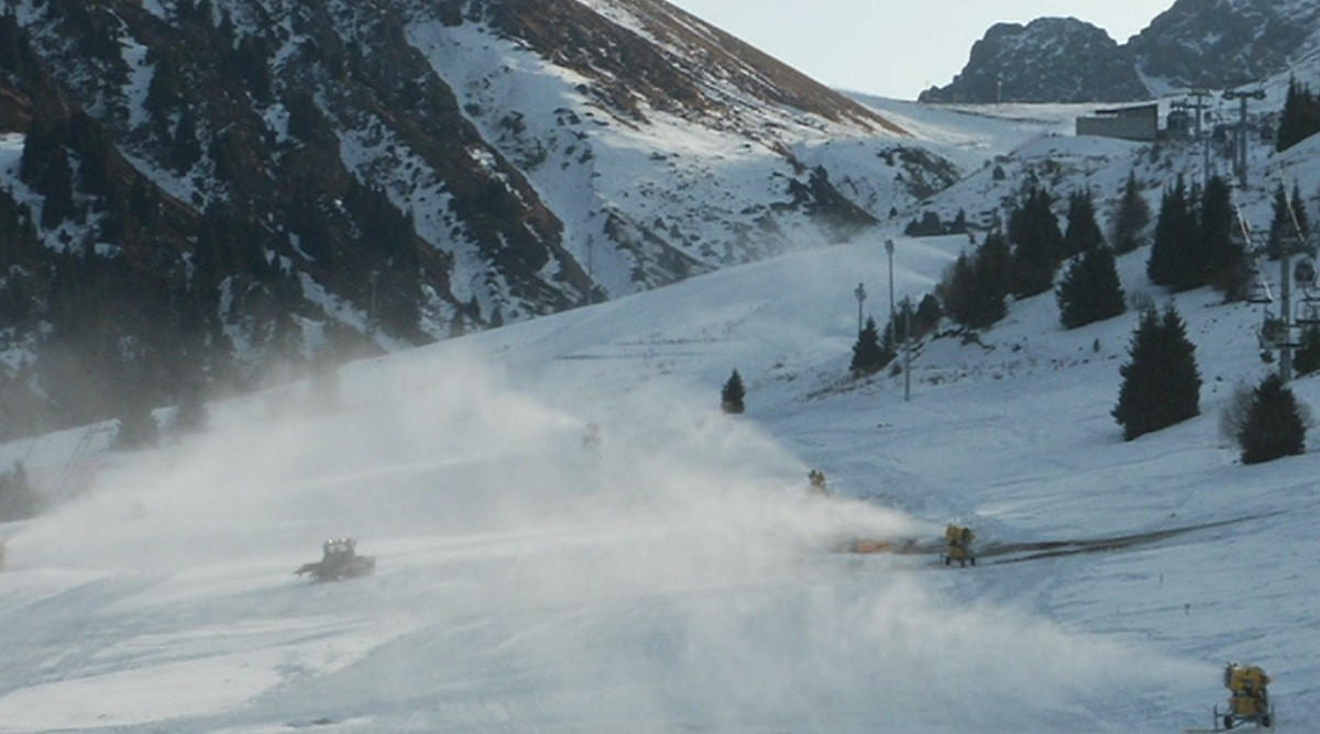Крупнейшие в СНГ: ночные трассы для лыжников и сноубордистов откроют на "Шымбулаке" 