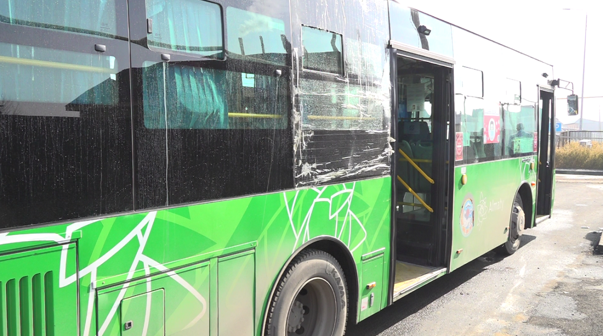 Автобустардың терезесін таспен шағып жүргендердің кім екені анықталды