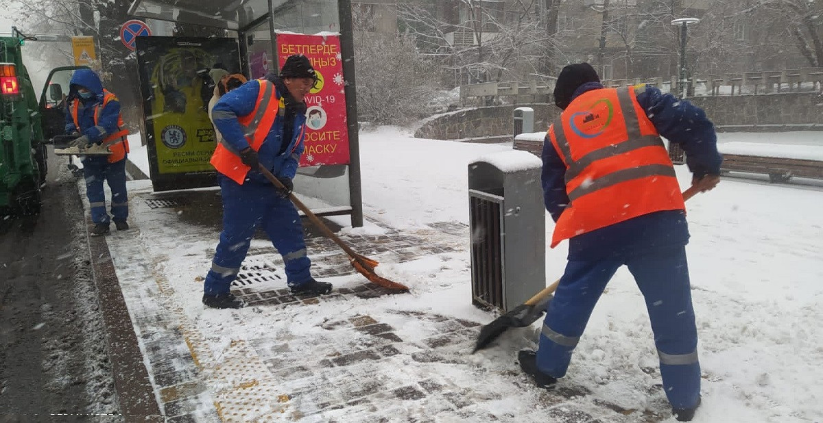 Уборка снега в Алматы 17 ноября: использовано 640 тонн противогололедных материалов