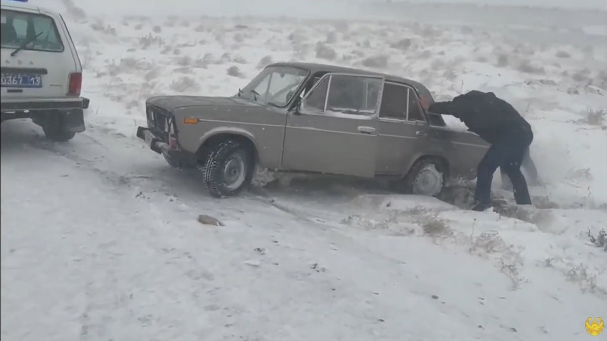 Полицейские помогли застрявшему в буран водителю в Туркестанской области 