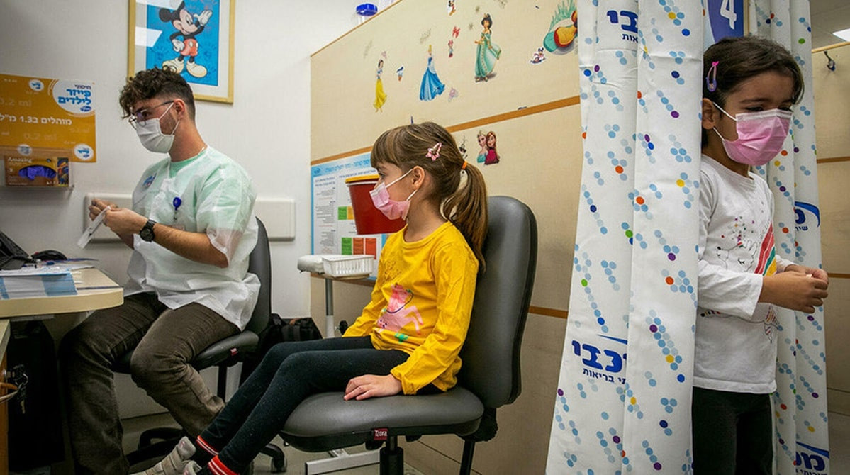 Израильде 5-11 жас аралығындағы балалар Pfizer вакцинаcын ала бастады