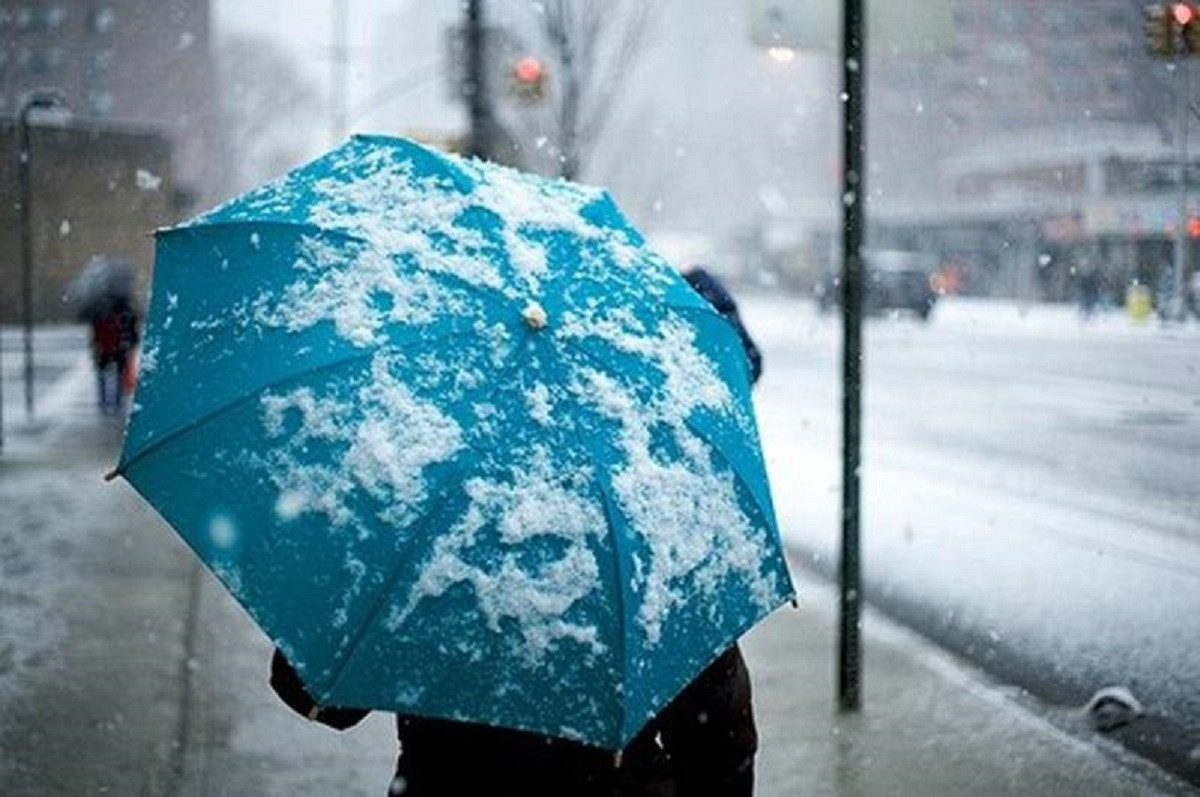 Дождь снег картинки. Зонт на снегу. Снег на зонтике. Мокрый снег. Зонт зимой.