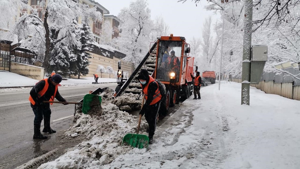 Как убирают снег в Алматы 26 ноября 2021