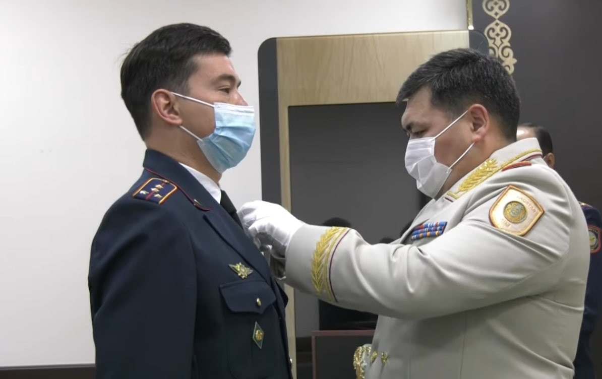 Более 100 полицейских наградили в Алматы в честь Дня Первого Президента