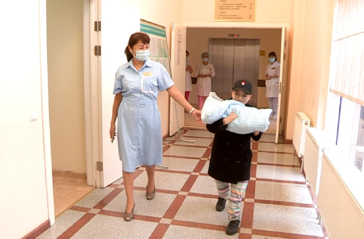 Пациентка с редким заболеванием родила здорового малыша в Шымкенте 