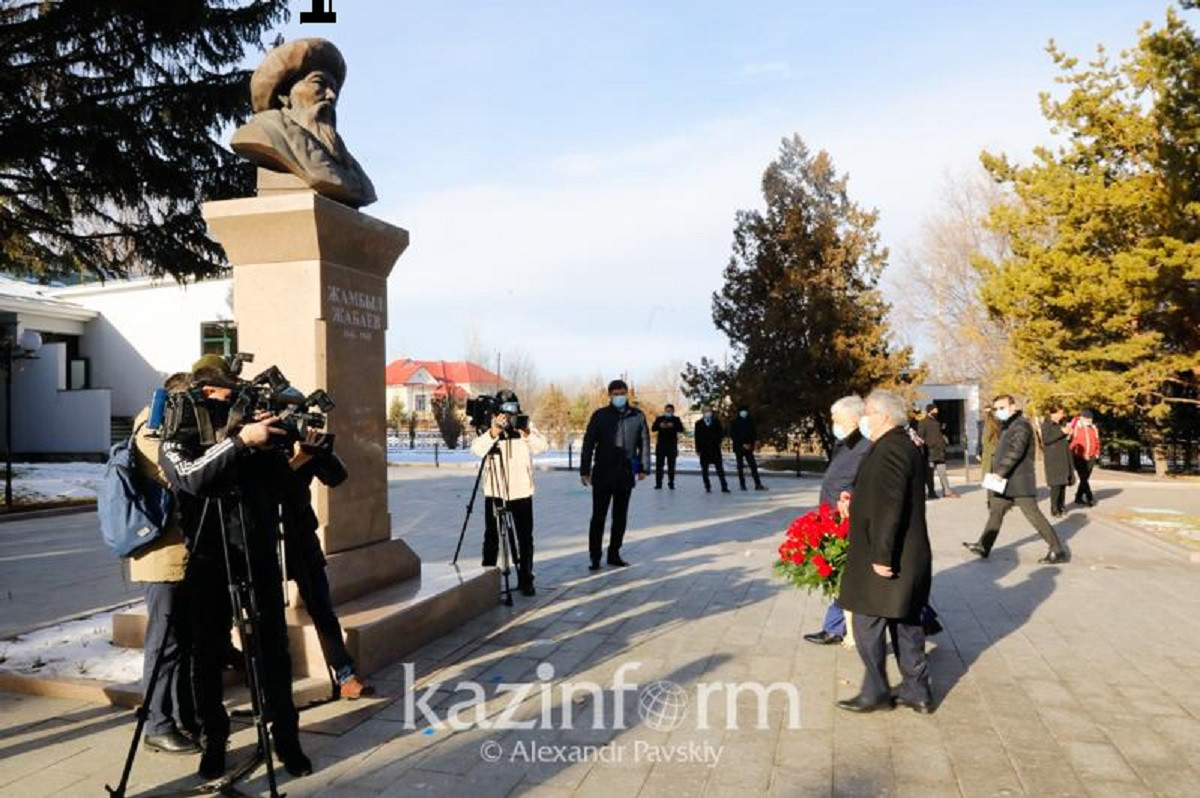 Крымбек Кушербаев возложил цветы к памятникам Жамбыла Жабаева и Нургисы Тлендиева