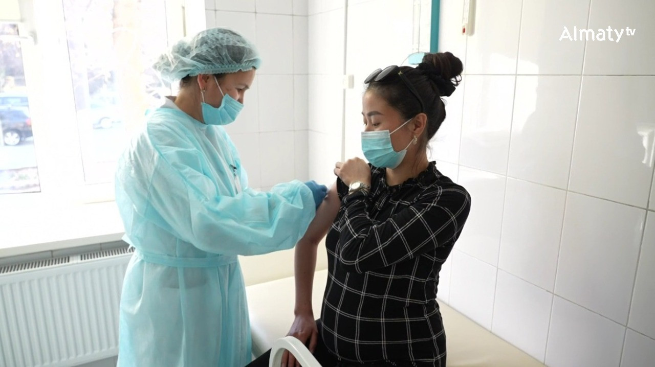 В Алматы вакциной Pfizer привились 17 000 человек