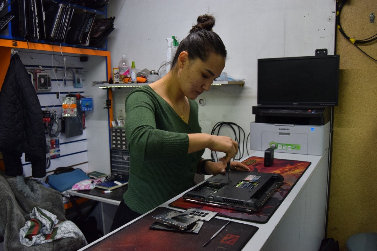 Мастерскую по ремонту ноутбуков на государственный грант открыла жительница Алматы