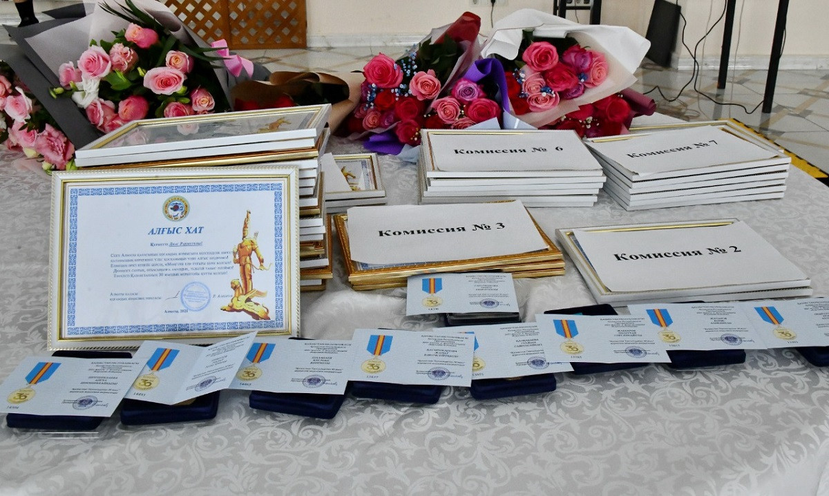 Qazaqstan30: Е. Бабакумаров вручил юбилейные медали членам Общественного совета Алматы