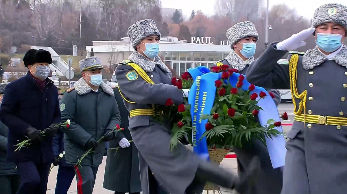 Возложение цветов к монументу "Тәуелсіздік" состоялось в Алматы