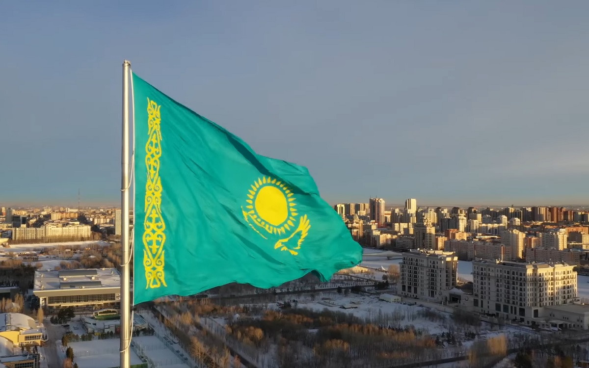 В Нур-Султане состоялась церемония поднятия Главного флага Казахстана 