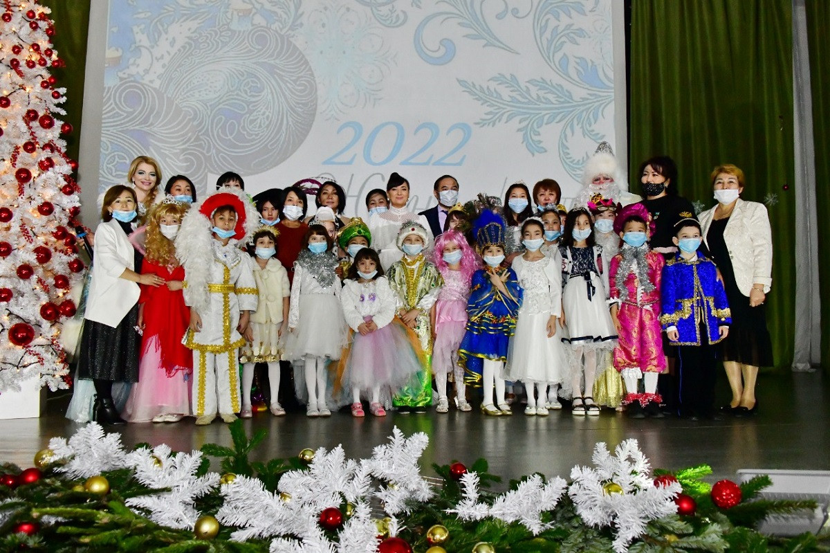 Ержан Бабакумаров от имени Президента поздравил с Новым годом воспитанников детских учреждений Алматы