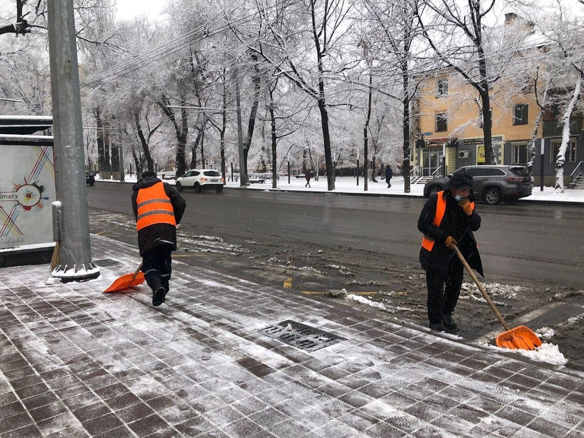 Продолжается уборка снега в Алматы 27 декабря 2021