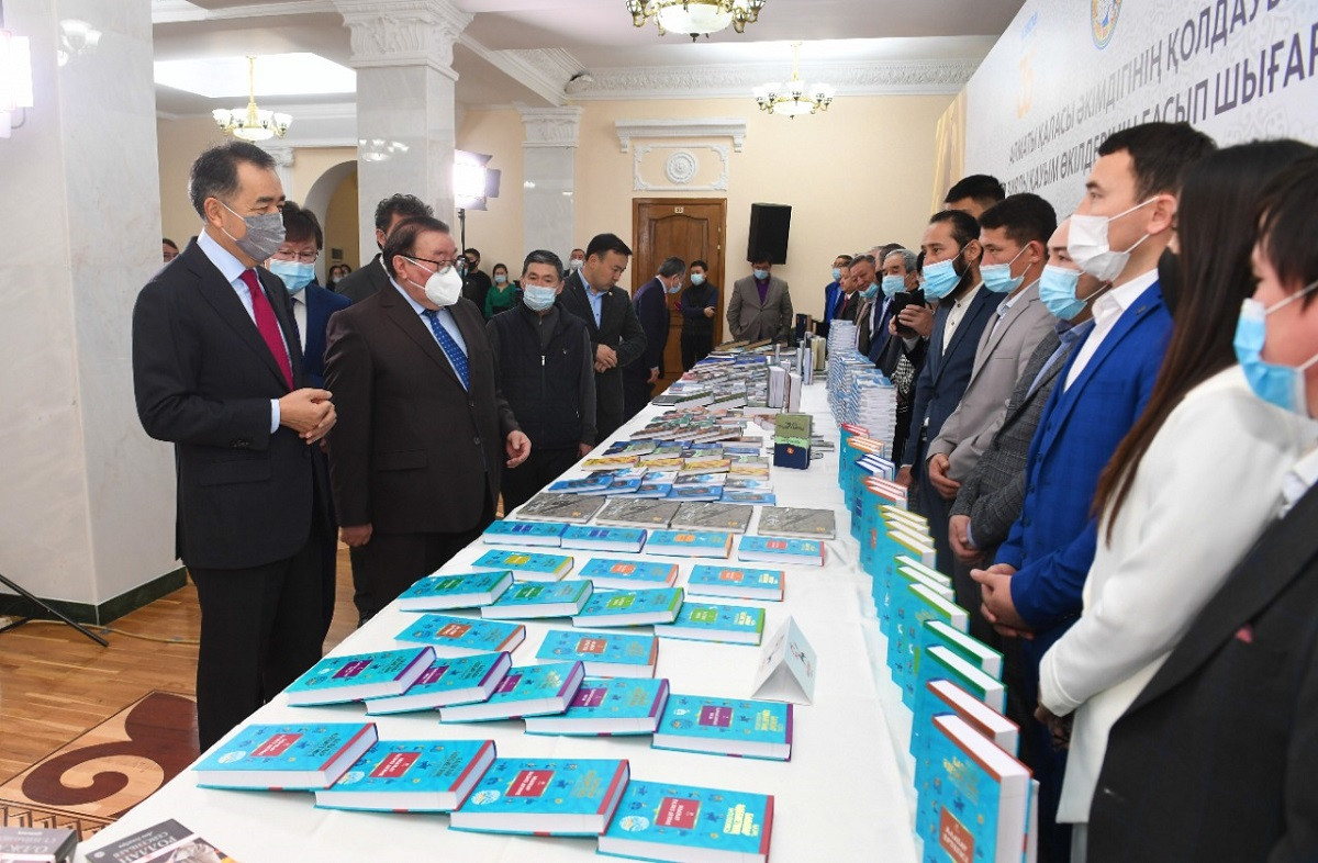 В честь 30-летия Независимости: книги казахстанских писателей презентовали в Алматы 