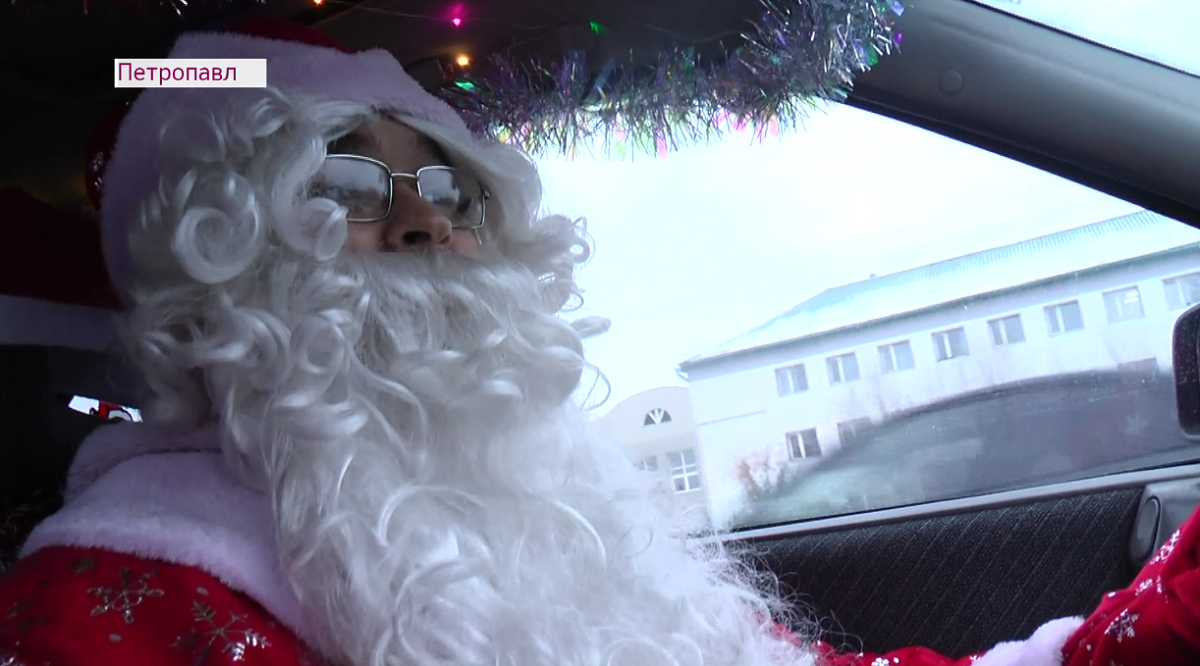 Таксист Дед Мороз уже 3 года поднимает настроение петропавловским пассажирам  