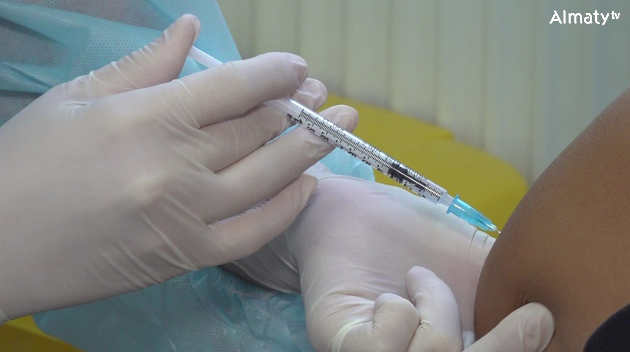 Алматинцев снова призвали вакцинироваться до прихода "омикрона"