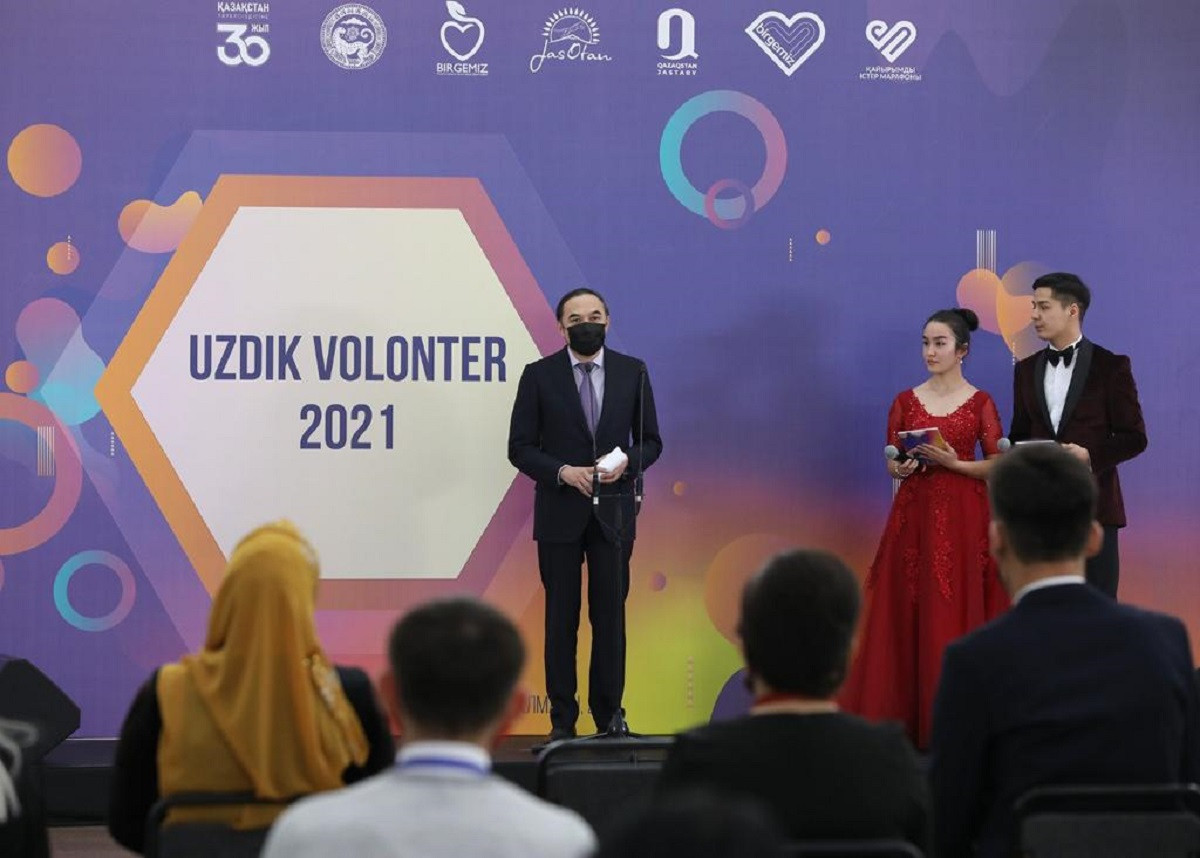 Ержан Бабакумаров наградил лучших волонтеров Алматы