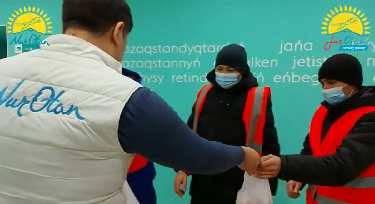 Алматы белсенділері әскерилерге, полицияға және коммуналдық қызметкерлеріне гуманитарлық көмек көрсетіп жатыр