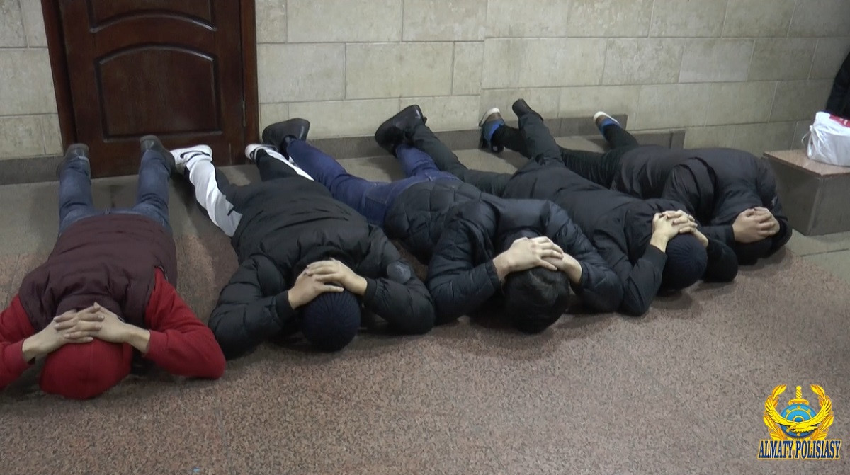 Сбежать не удалось: группу мародеров задержали в Алматы