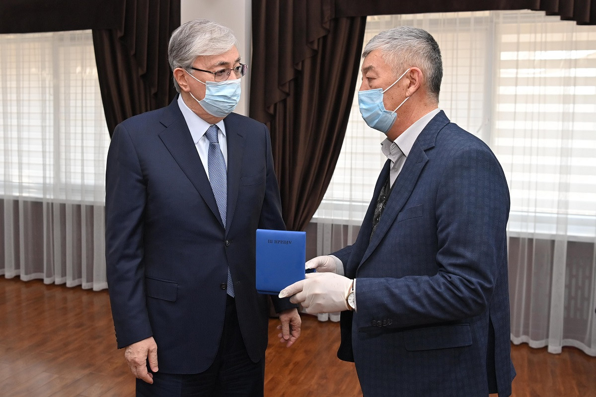 Президент встретился с семьями погибших сотрудников силовых структур в Алматы