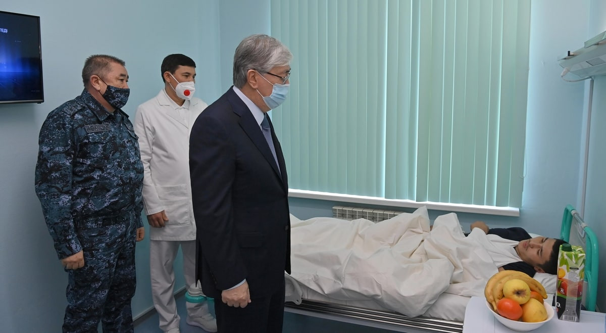 Токаев посетил больницу скорой неотложной помощи Алматы