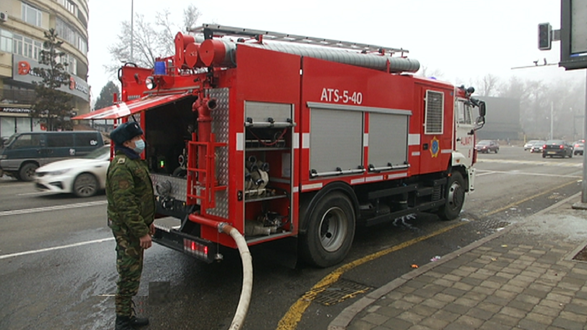 Восемь пожарных пострадали во время террористических атак в Алматы