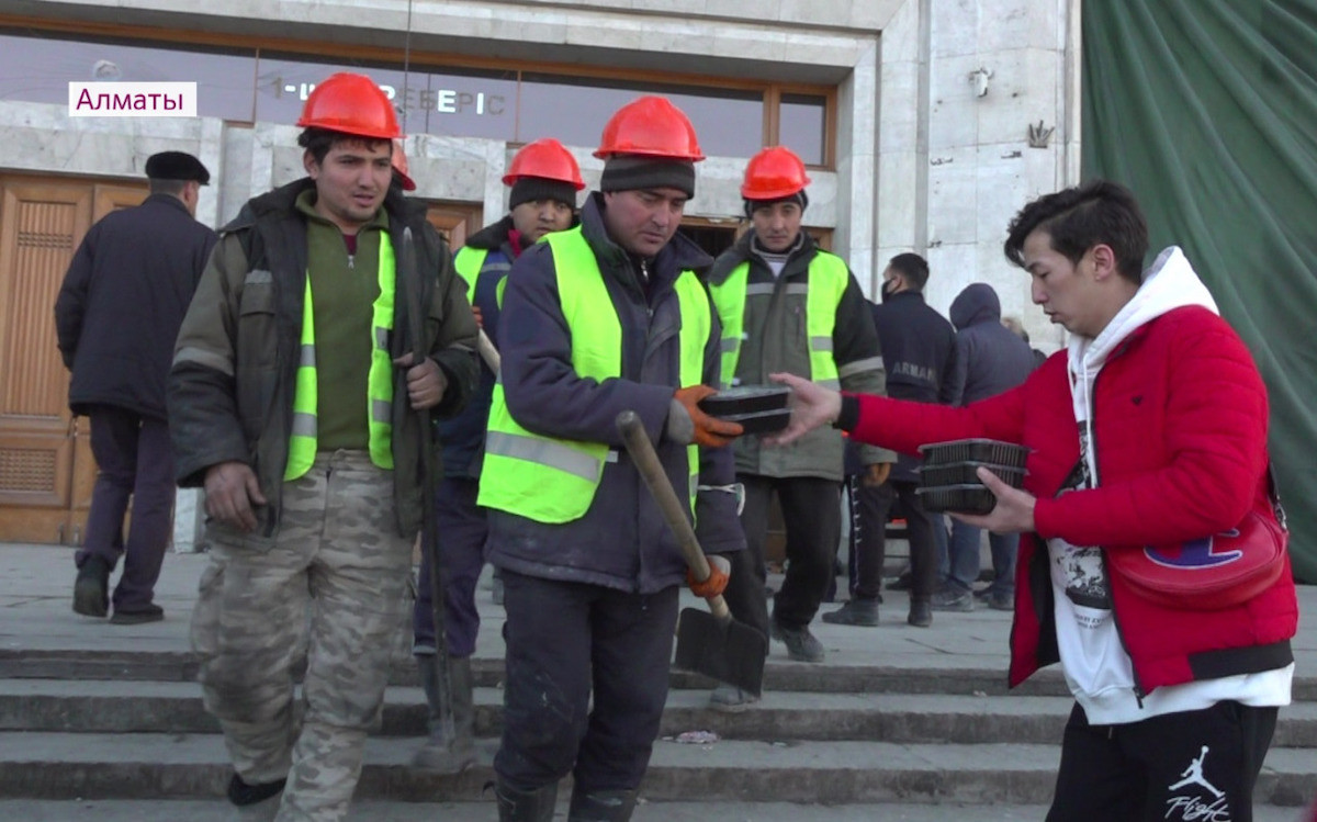 Волонтеры обеспечили строителей Алматы горячим питанием