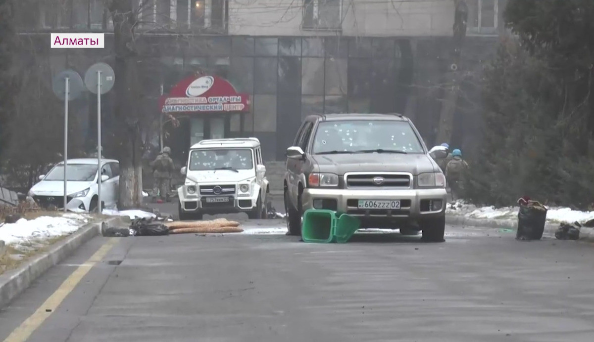 Бандиты атаковали объект с пяти сторон - полицейский о штурме здания ДП в Алматы