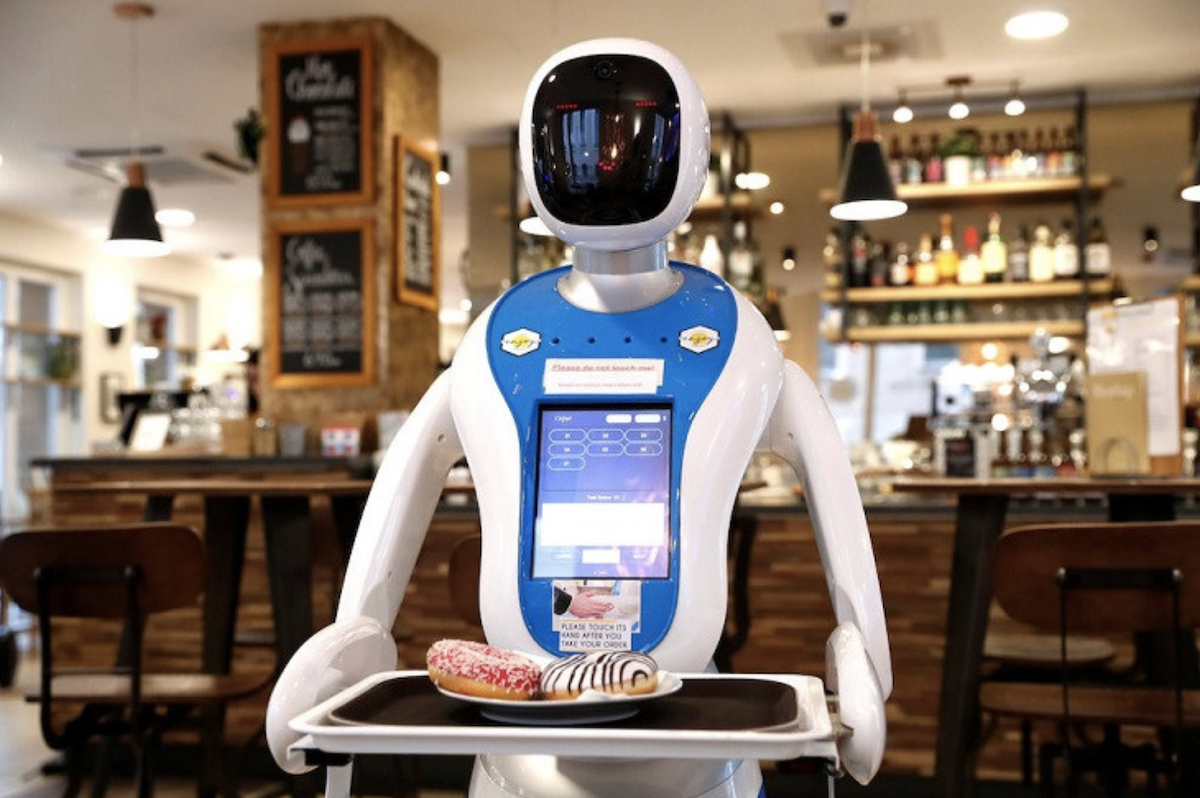 Робот-официант появился в одном из ресторанов Алматы 