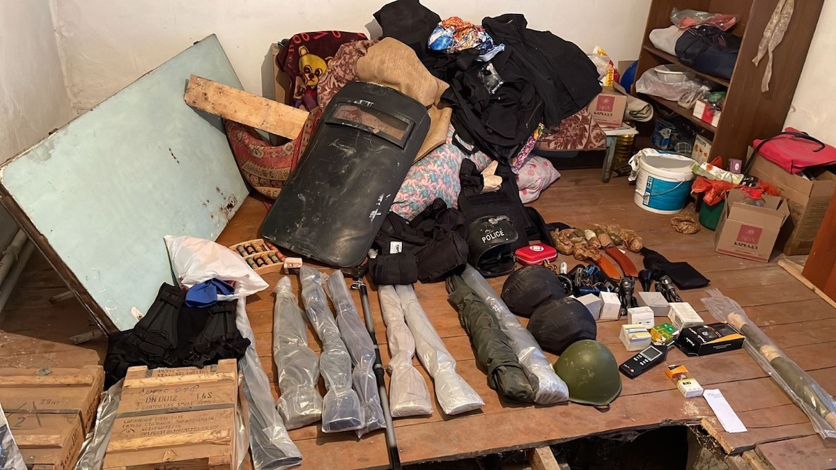 Полиция Алматы обнаружила тайник с оружием в съемном доме