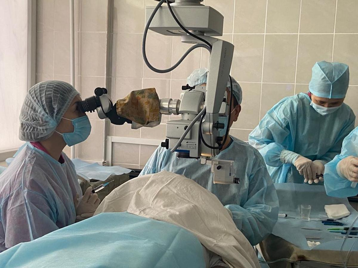 Четырем пациентам провели сложнейшие операции на глаза в Алматы 