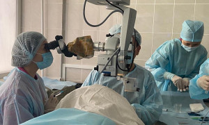 Четырем пациентам провели сложнейшие операции на глаза в Алматы 