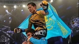 Казахстанский боец вошел в историю ММА после "золотого хет-трика" на ЧМ