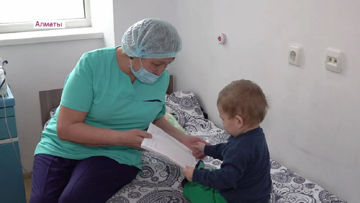 Нашлась бабушка брошенного в больнице двухлетнего мальчика в Алматы