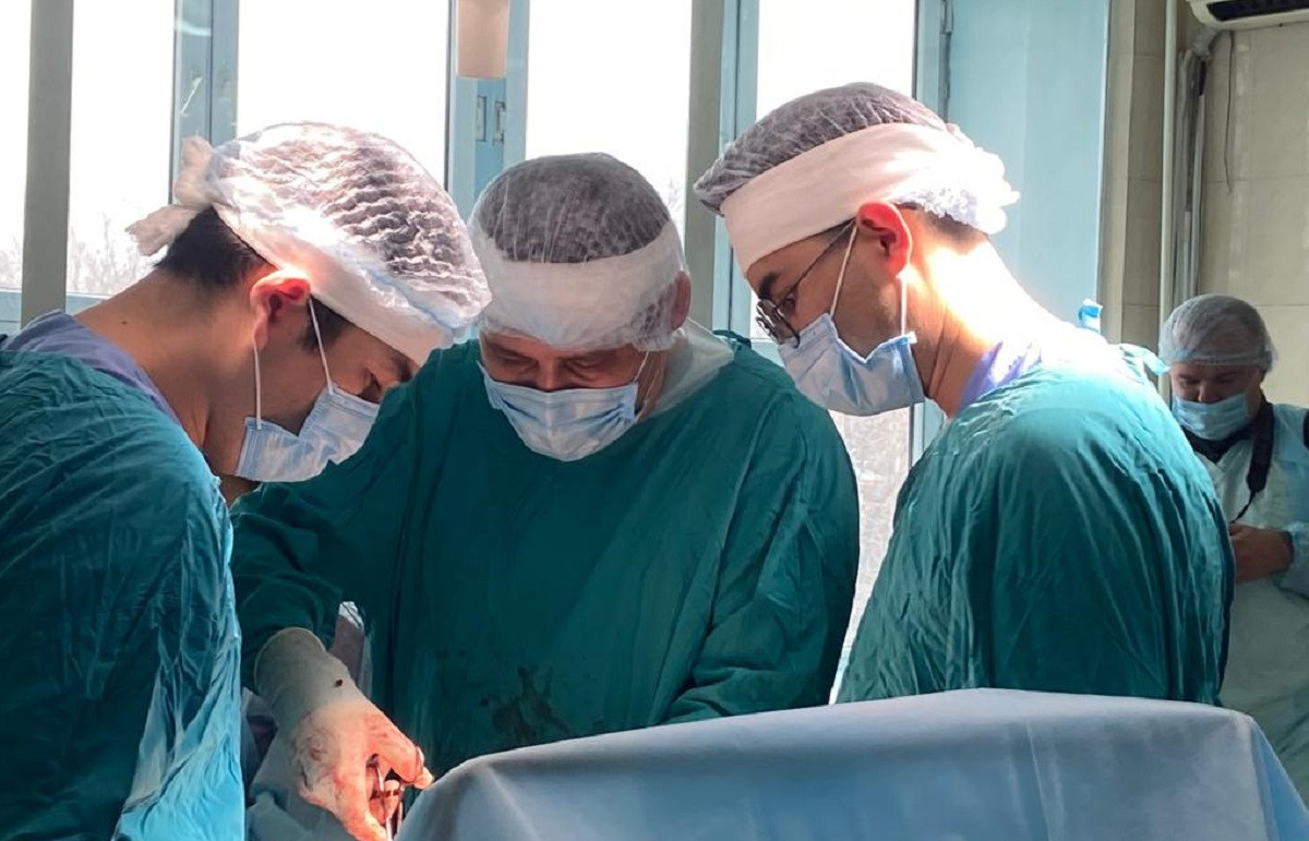 Алматылық дәрігерлер МӘМС аясында науқасқа күрделі ота жасады