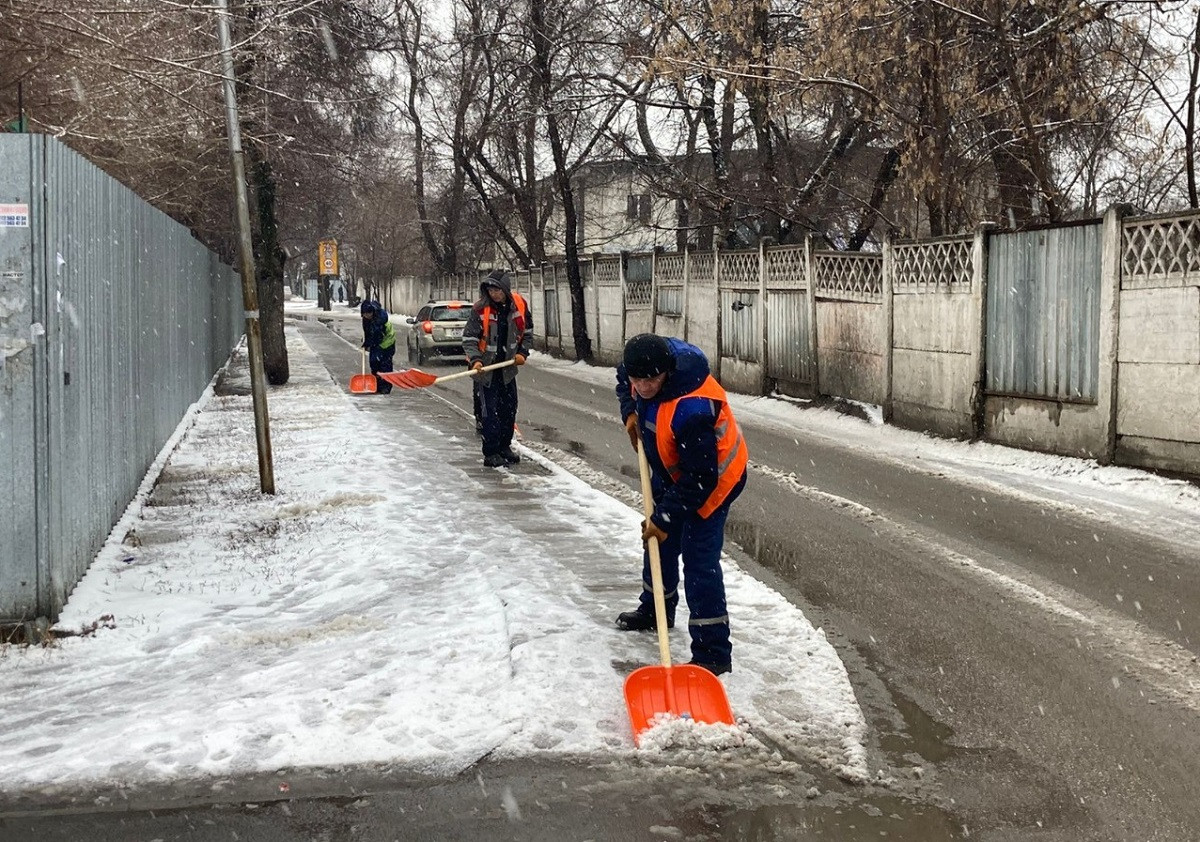 Снег в Алматы: для посыпки дорог использовано более 1800 тонн противогололедных материалов 