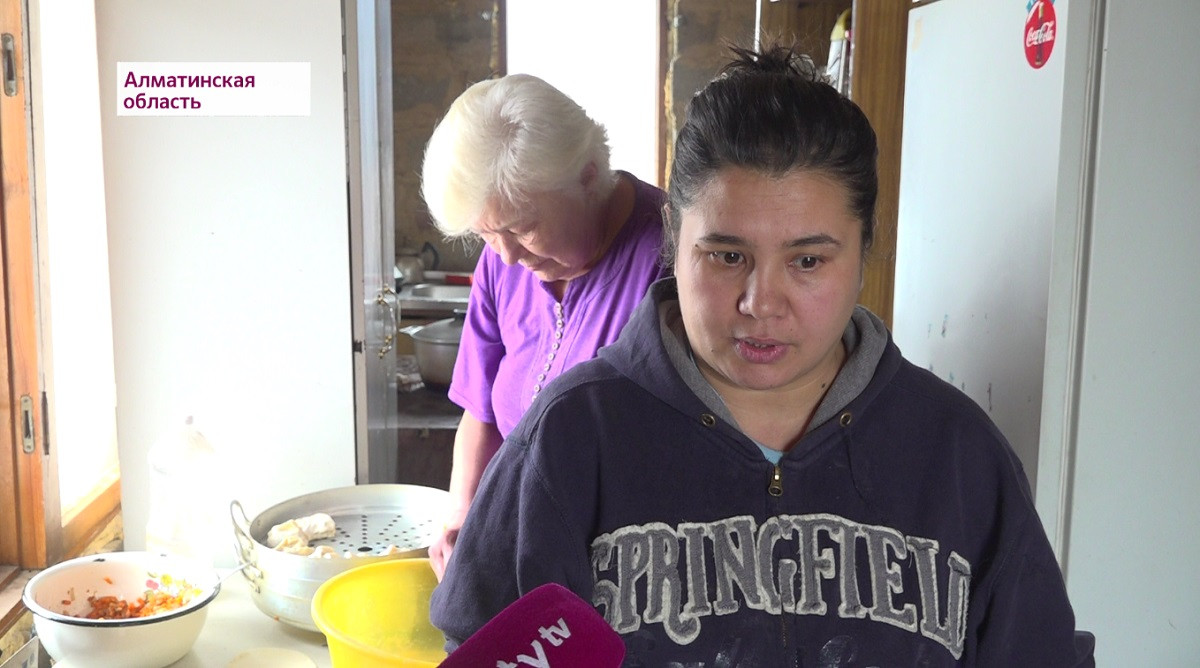 "Я бы так не смогла": жительница Алматинской области приютила 8 пенсионеров и инвалидов 